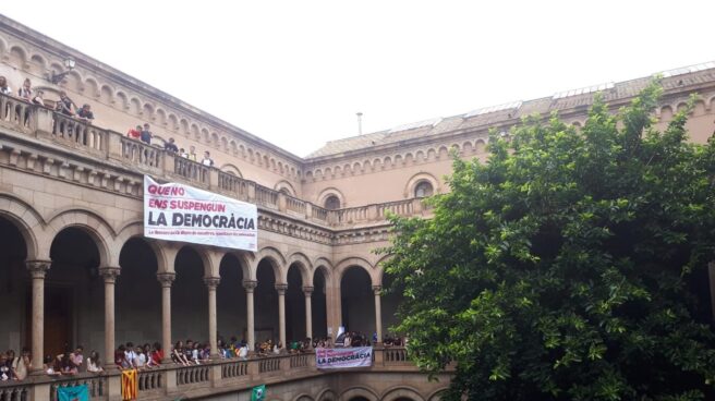 Ocupación de estudiantes de la Universidad de Barcelona en favor del referéndum.