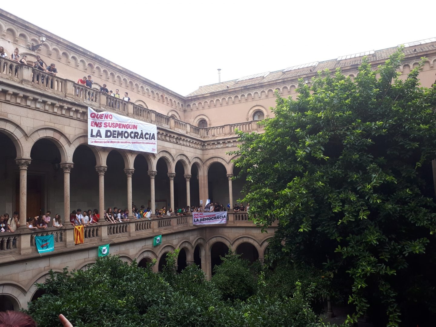 Ocupación de estudiantes de la Universidad de Barcelona en favor del referéndum.
