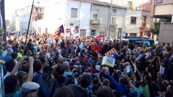 Cientos de manifestantes impiden el paso a la comitiva judicial a la empresa Unipost, en Terrasa.