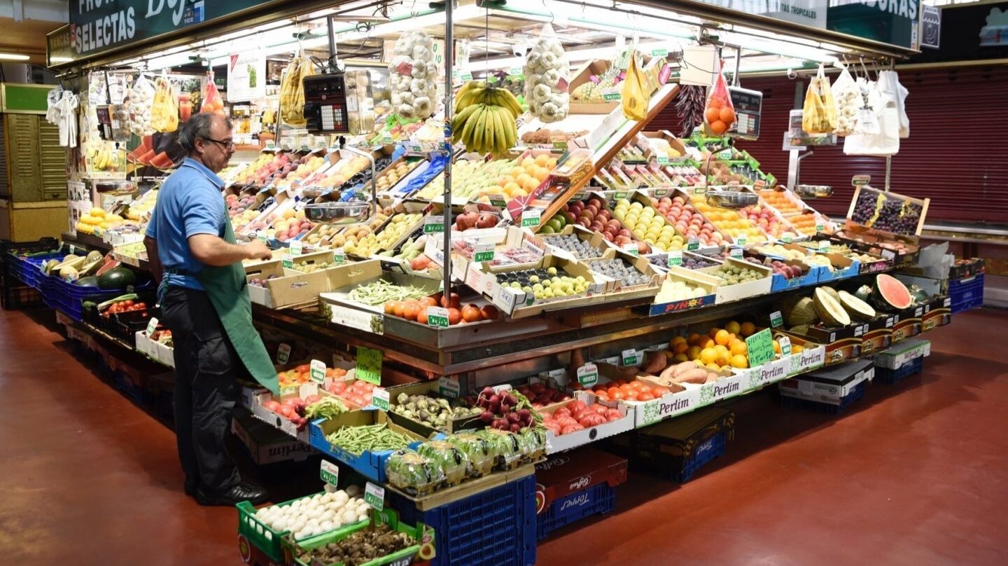 Interior de uno de los mercados de Madrid.