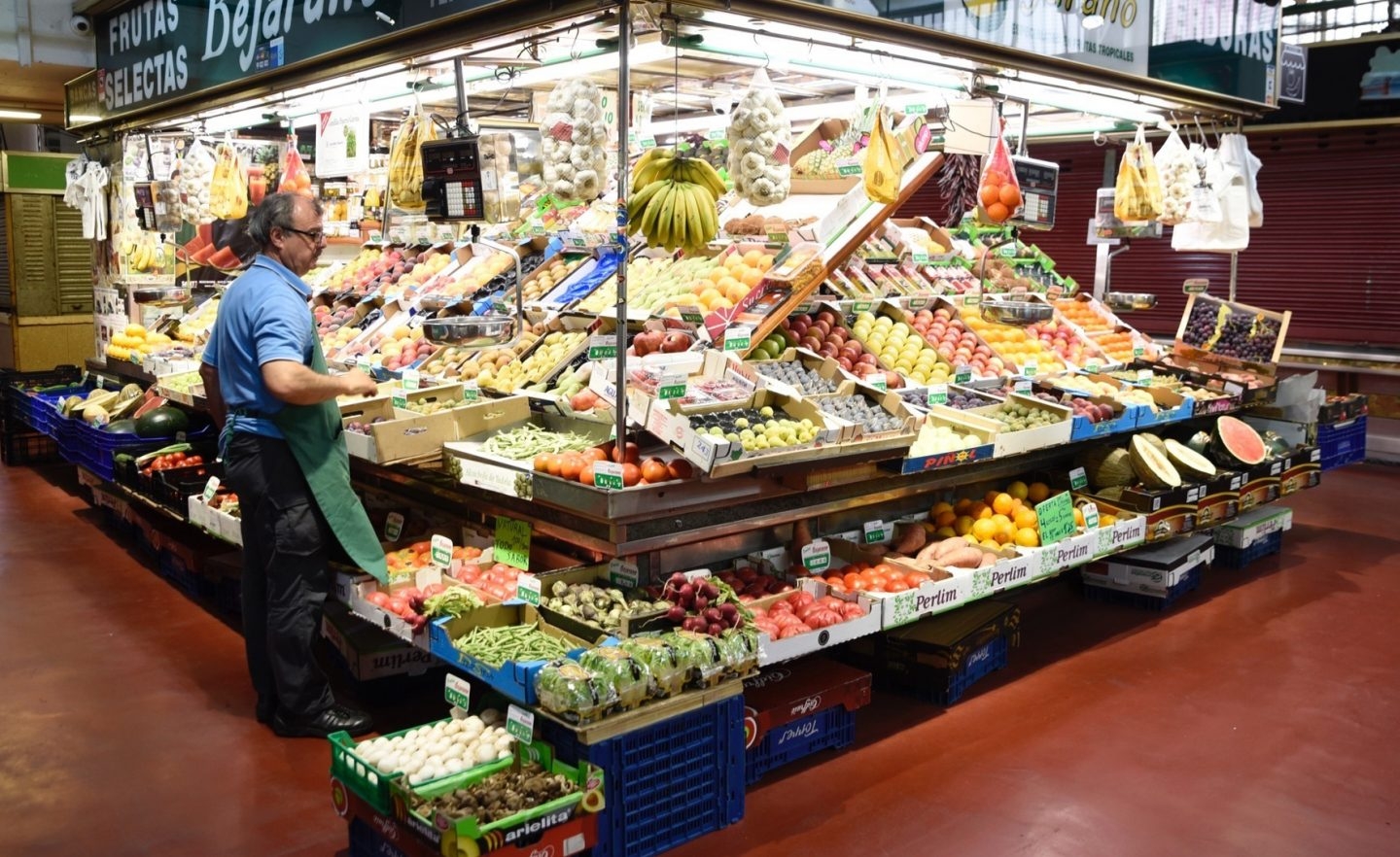 Interior de uno de los mercados de Madrid.