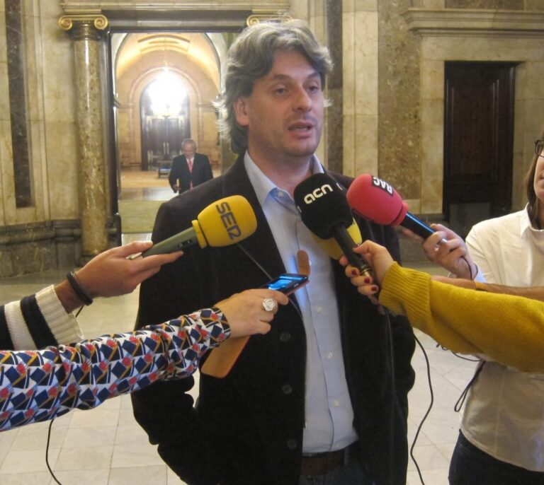 Un juez suspende el decreto de Moià que obligaba a restituir la propaganda del 1-O