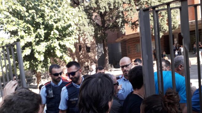 Tensión entre los Mossos y los manifestantes que intentan ocupar los colegios del 1-O