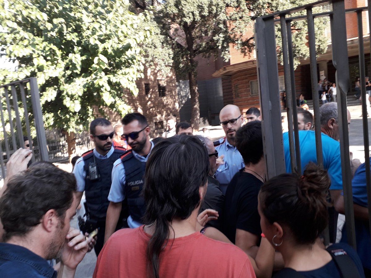 Mossos d'Esquadra en un colegio de Barcelona.