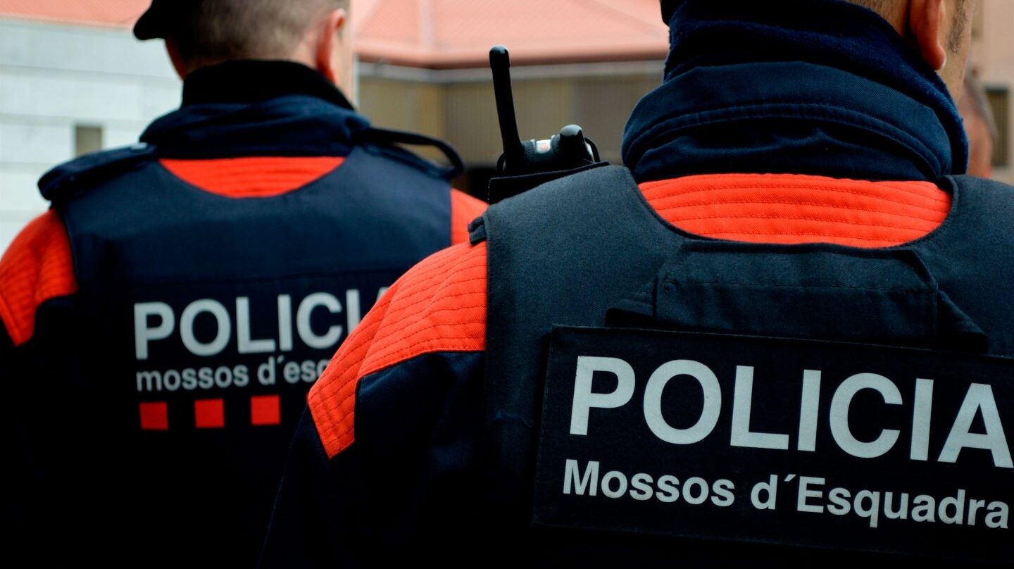 Dos agentes de los Mossos d'Esquadra.