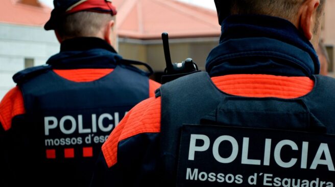 Guerra de medallas: Mossos piden a Interior que les condecore por el atentado yihadista Dos agentes de los Mossos d'Esquadra, en pleno servicio.