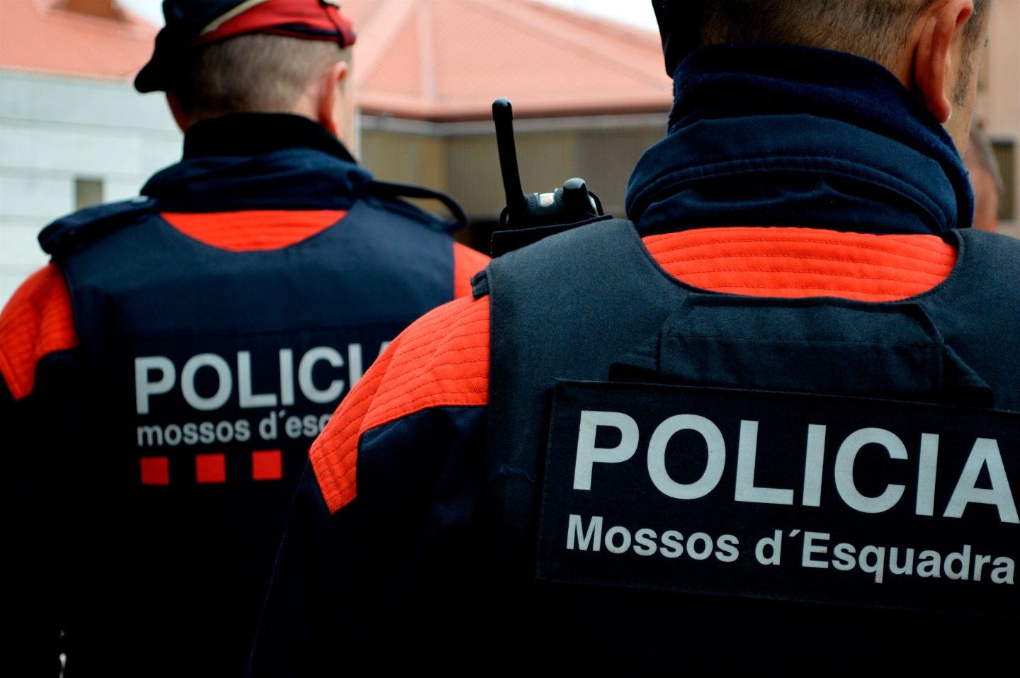 Dos agentes de los Mossos d'Esquadra, en pleno servicio.