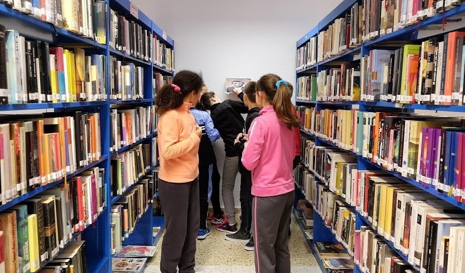Niños en una biblioteca.