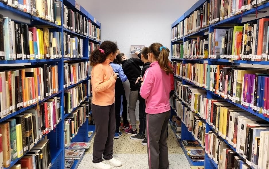 Niños en una biblioteca.