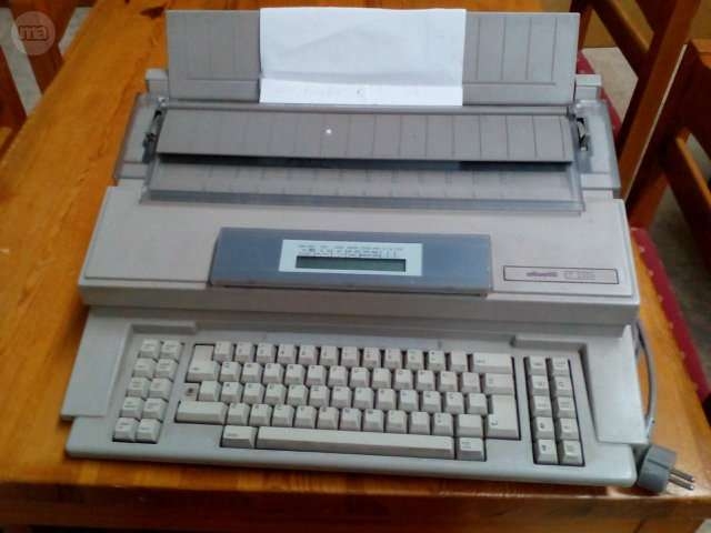 Máquina de escribir Olivetti ET 2300.