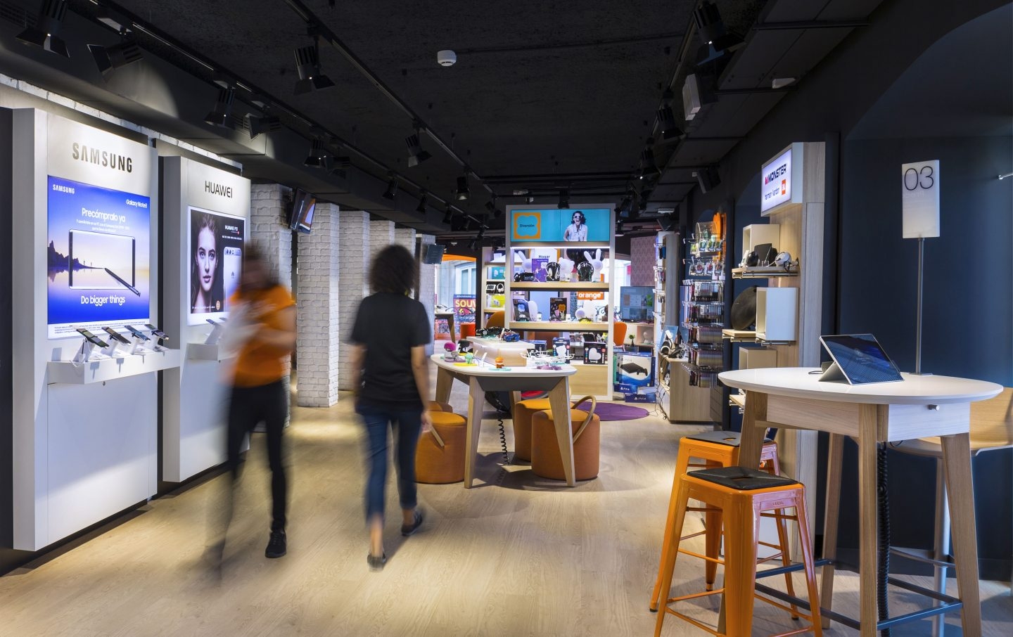 Interior de la tienda de Orange en la Puerta del Sol de Madrid.