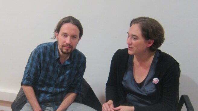 El líder de Podemos, Pablo Iglesias, junto a la alcaldesa de Barcelona, Ada Colau.