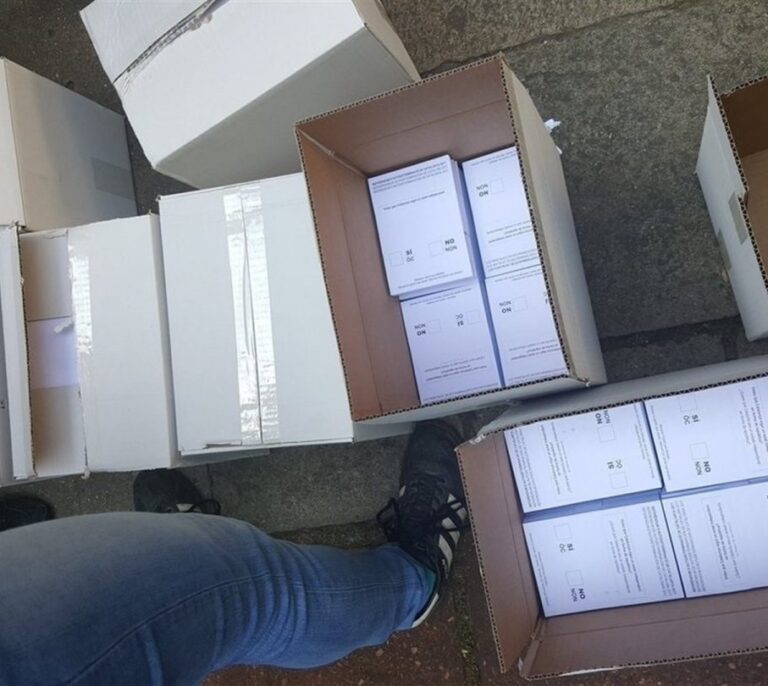 ANC y Òmnium reparten un millón de papeletas del referéndum