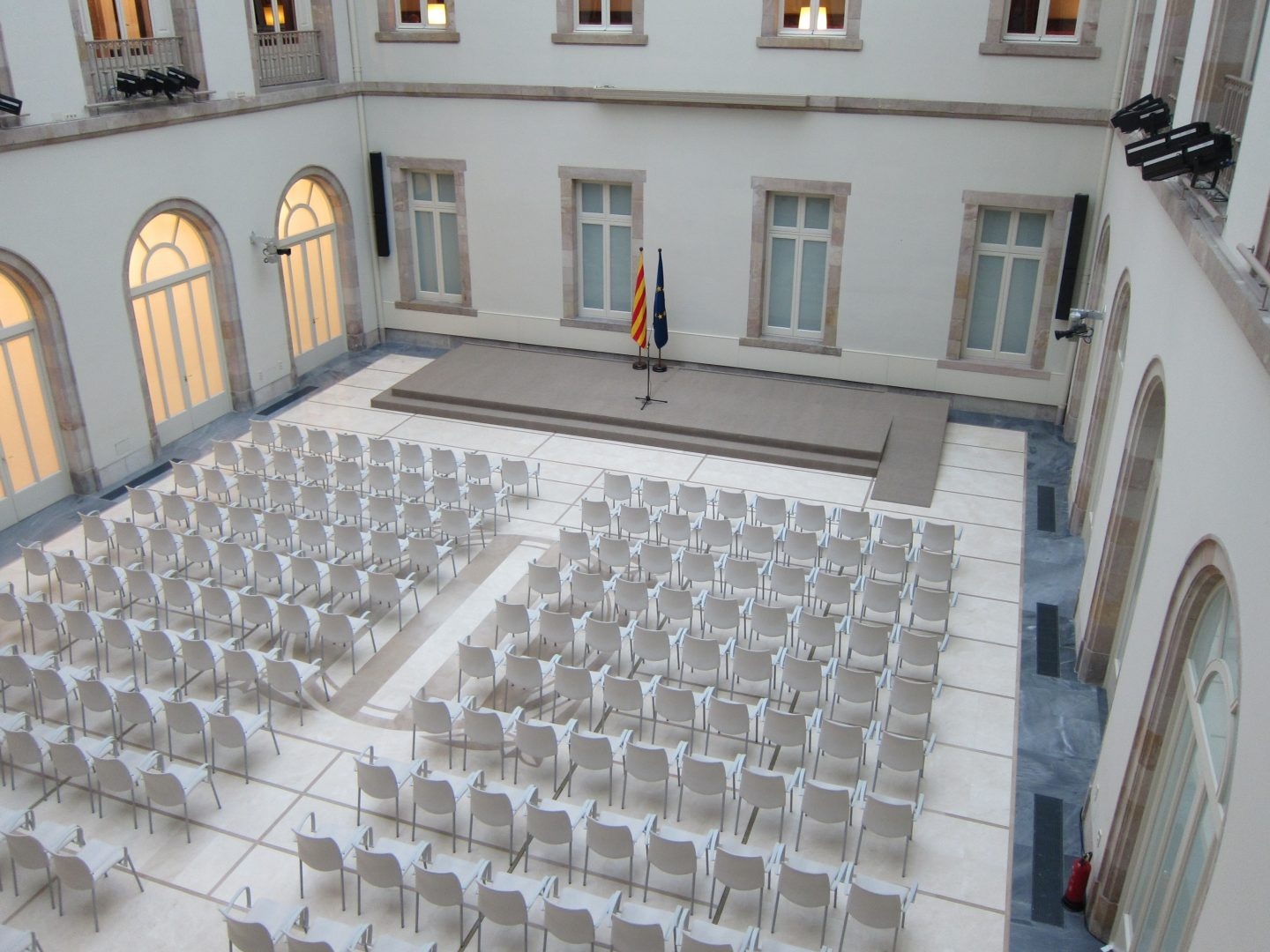 El escenario preparado para la firma del decreto de convocatoria del referéndum.