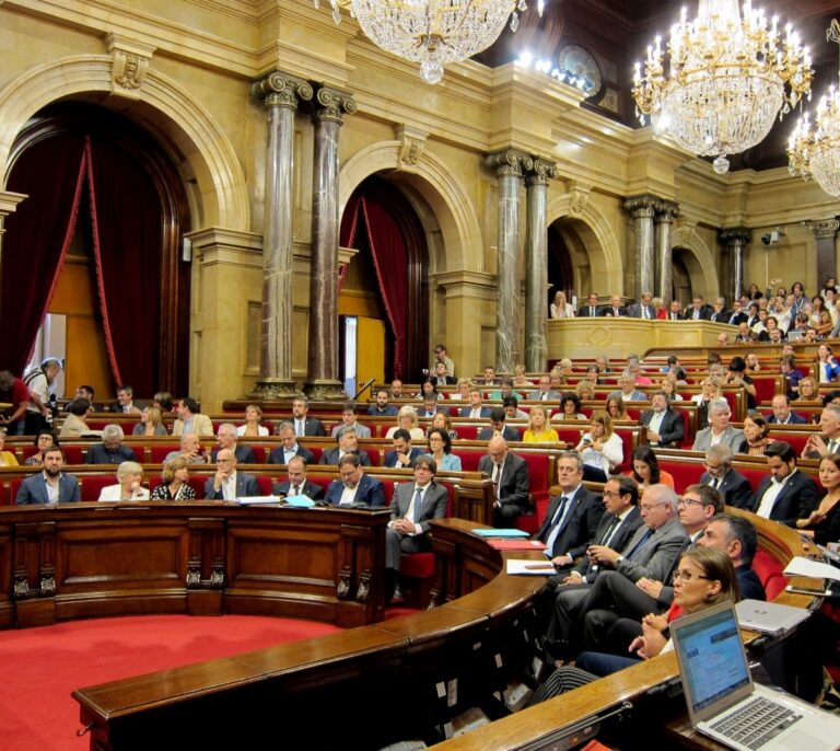 Puigdemont firma el decreto de convocatoria del referéndum de independencia