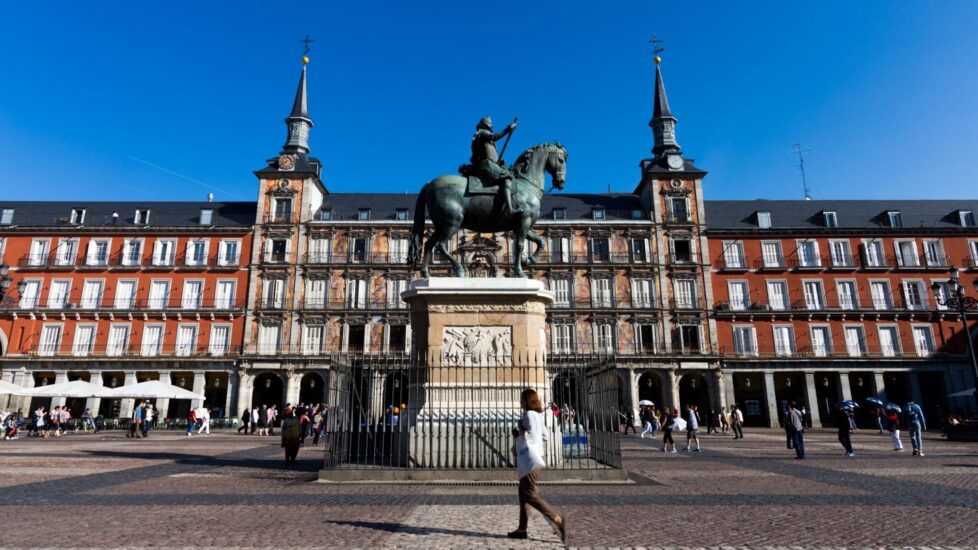 Fachada de la Casa de la Panadería y estatua ecuestre de Felipe III.