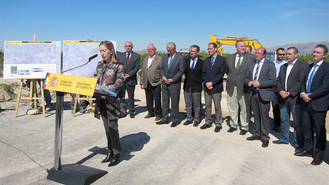 Ana Pastor durante una visita a las obras del AVE en Murcia