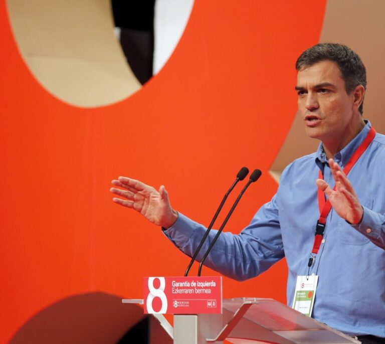 Sánchez e Iceta llaman a no votar en un referéndum de "vencedores y vencidos"