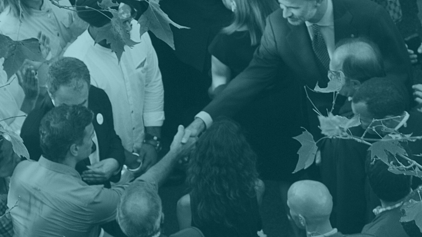 El líder del PSOE, Pedro Sánchez, da la mano al Rey Felipe en la manifestación por los atentados de Cataluña.