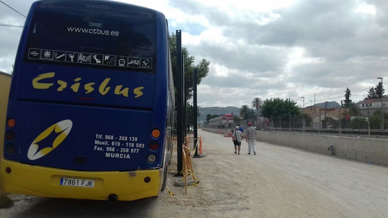 Una empresa de autobuses, sin espacio para aparcar sus vehículos por las pantallas del AVE.