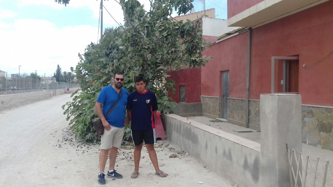 Antonio Hernández (izquierda), vecino que revocó una expropiación de Fomento, junto al hijo de María Martínez, a la que plantaron postes del AVE a centímetros de su muro.