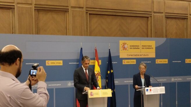 Íñigo de la Serna junto a la ministra de Transportes de Francia, Elisabeth Borne, este lunes en Madrid.