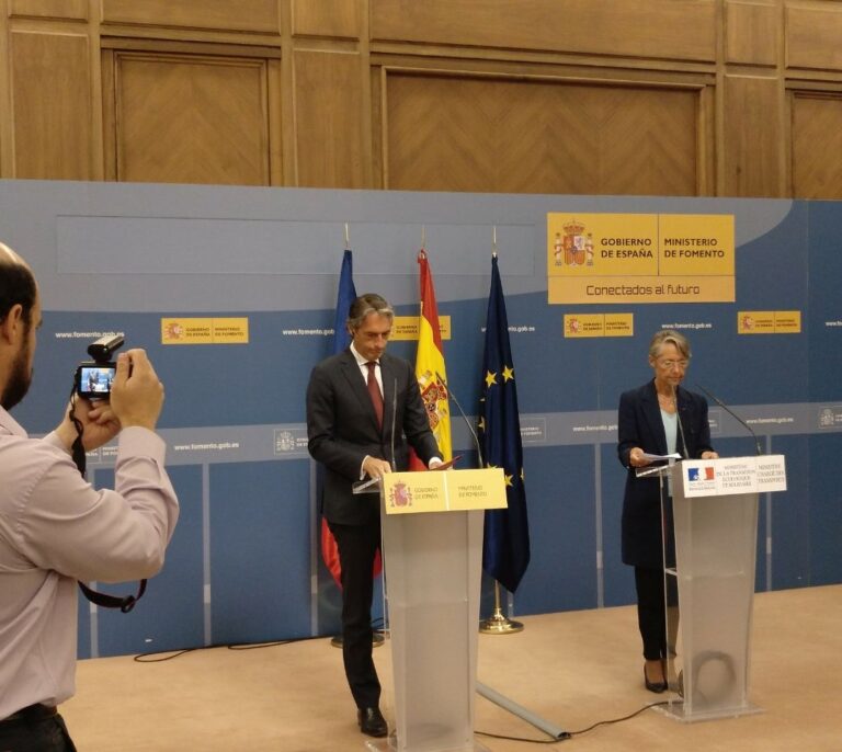 Francia anuncia una "pausa" en las obras del AVE a la frontera tras reunirse con Fomento