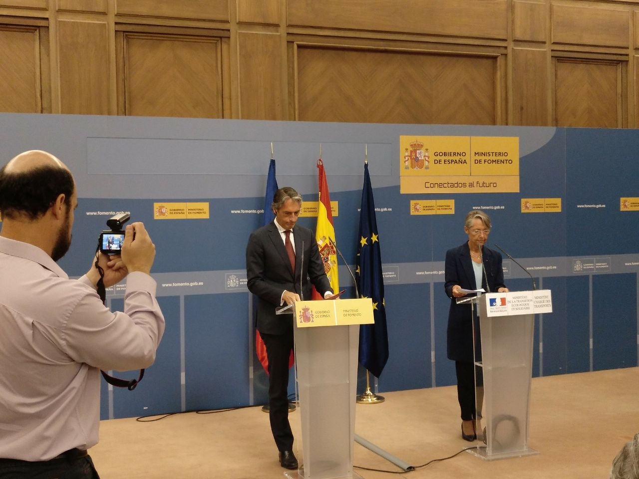 Íñigo de la Serna junto a la ministra de Transportes de Francia, Elisabeth Borne, este lunes en Madrid.