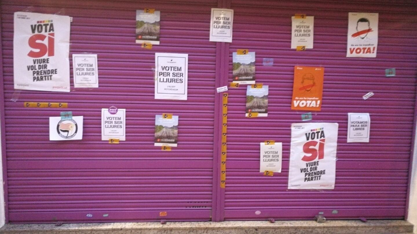Carteles independentistas en el comercio de los padres de Albert Rivera, líder de Ciudadanos.