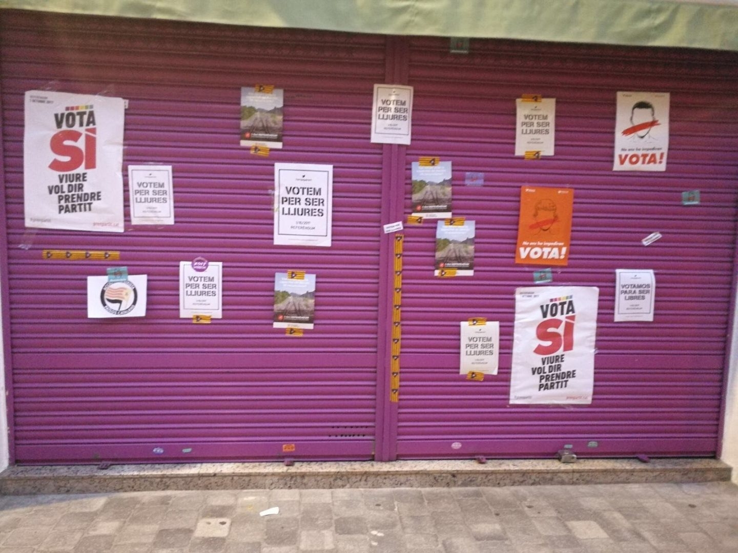 Carteles independentistas en el comercio de los padres de Albert Rivera, líder de Ciudadanos.