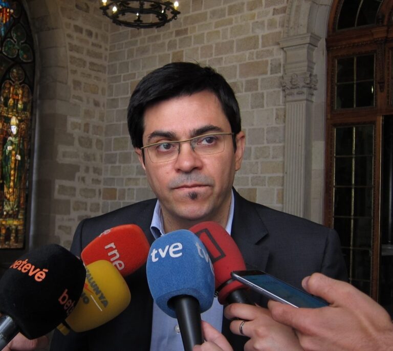 Pisarello, la mano derecha de Colau que no pudo llegar a Europa