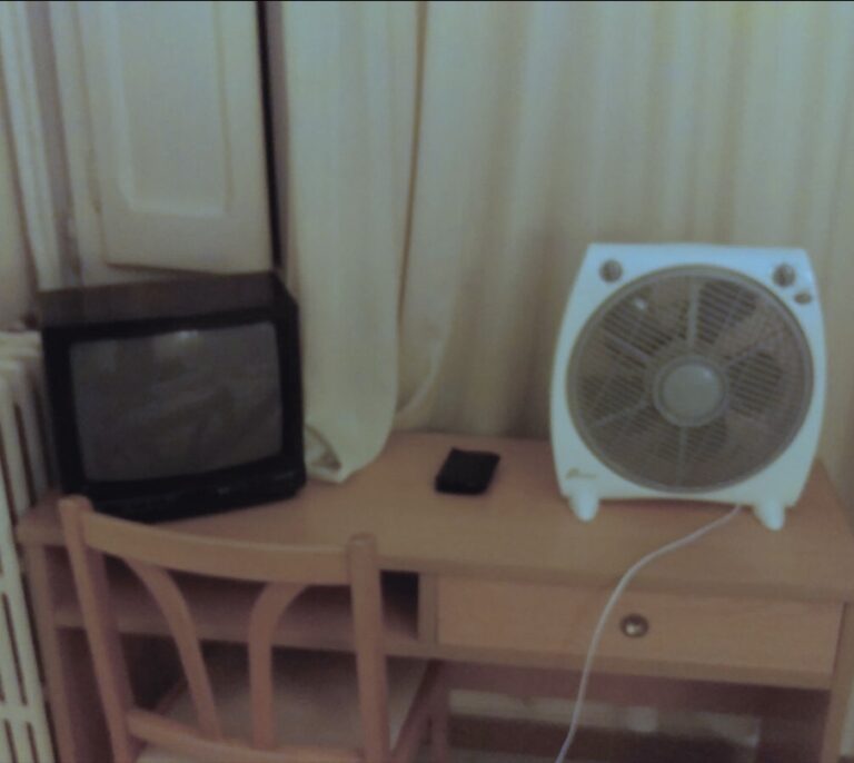 La Policía realoja a 50 agentes que dormían en un hotel "terrorífico" de Cataluña