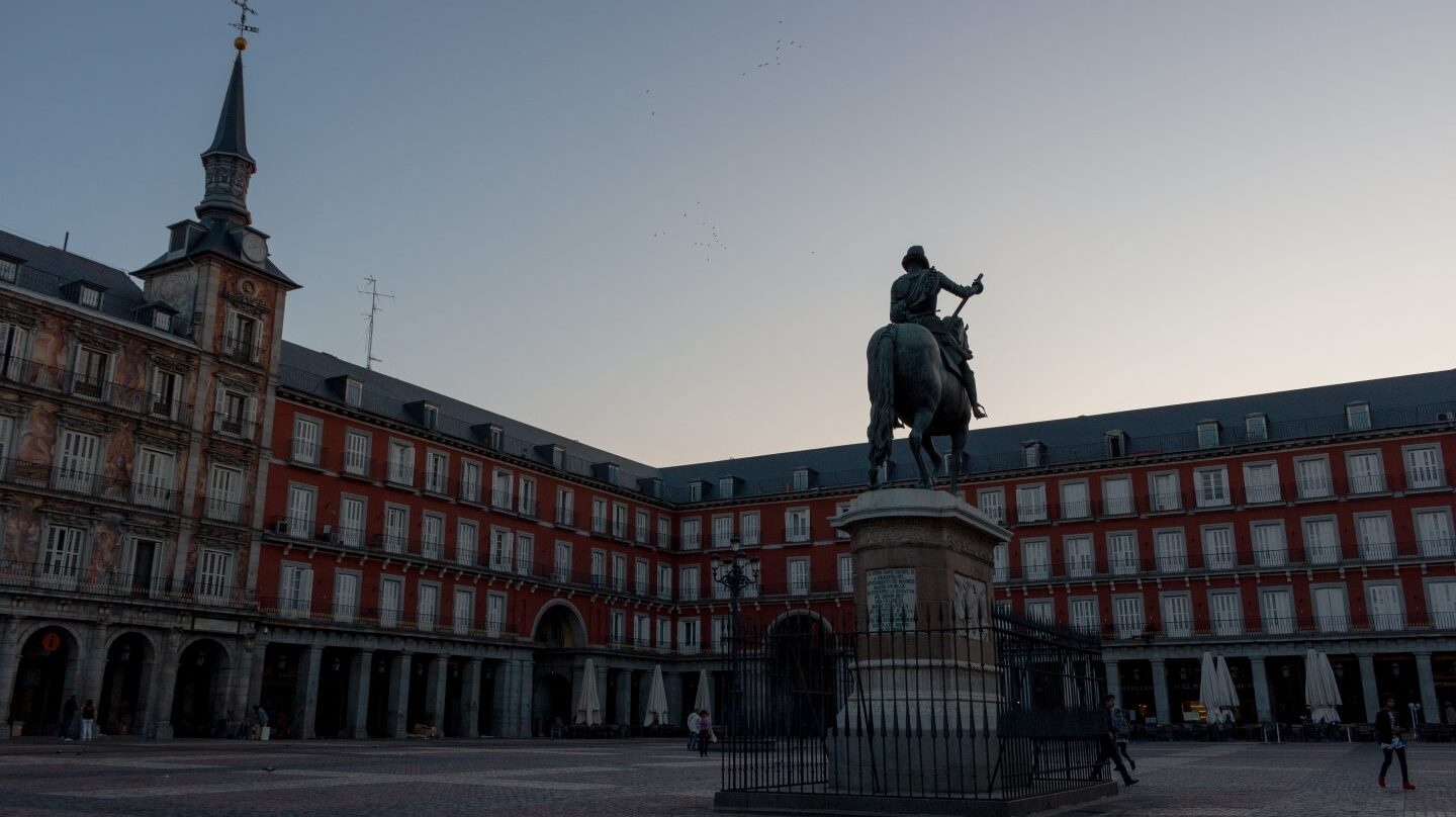 Vista de la Plaza Mayor de Madrid al amanecer.