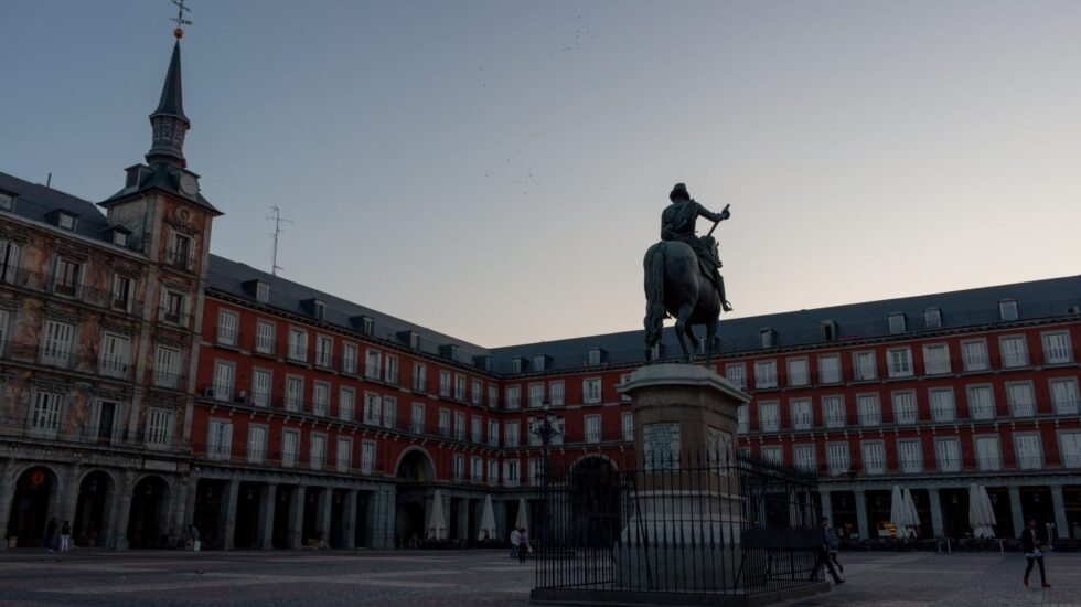 Vista de la Plaza Mayor de Madrid al amanecer.