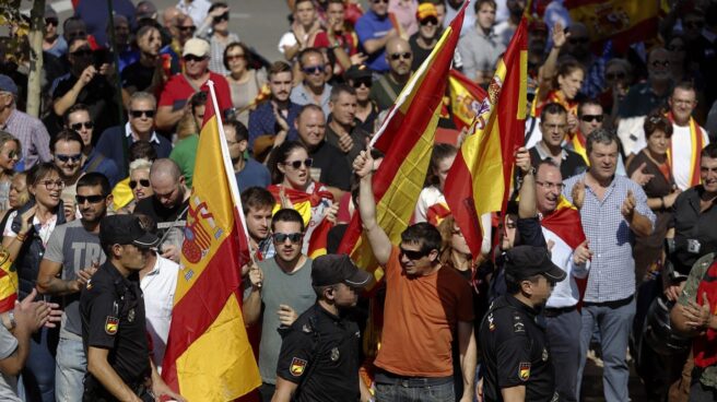 Un grupo con banderas españolas en la entrada al pabellón Siglo XXI de Zaragoza.