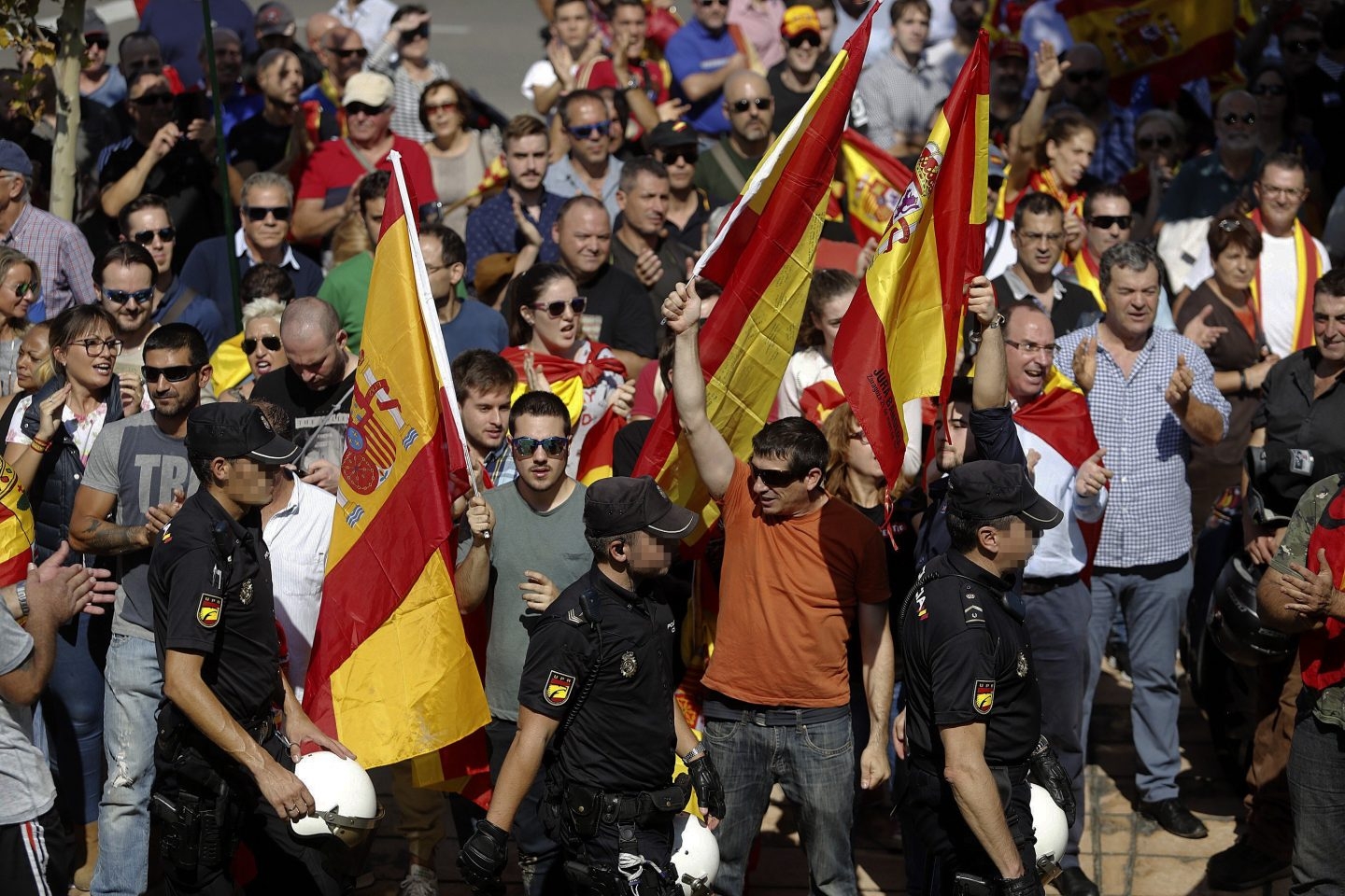 Un grupo con banderas españolas en la entrada al pabellón Siglo XXI de Zaragoza.