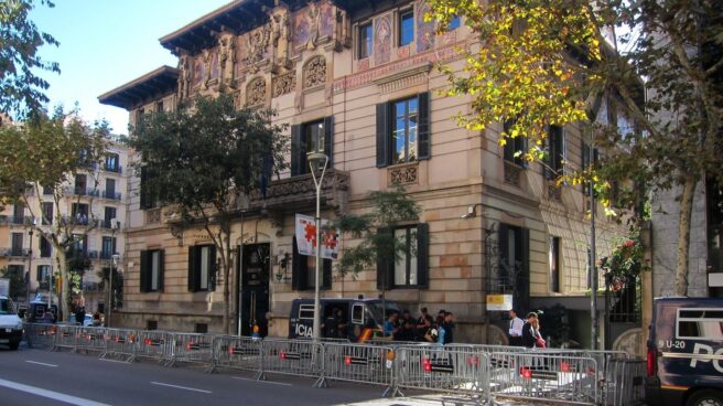 Un grupo de policías custodian la Delegación del Gobierno en Barcelona.