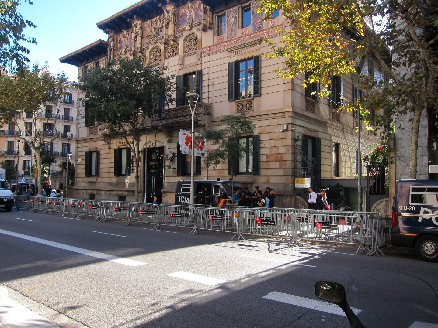 Un grupo de policías custodian la Delegación del Gobierno en Barcelona.