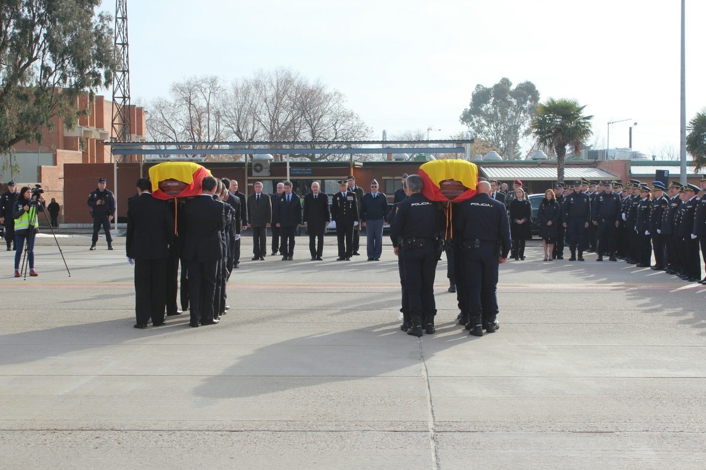 Imagen de los féretros de los policías asesinados en Kabul en 2015.