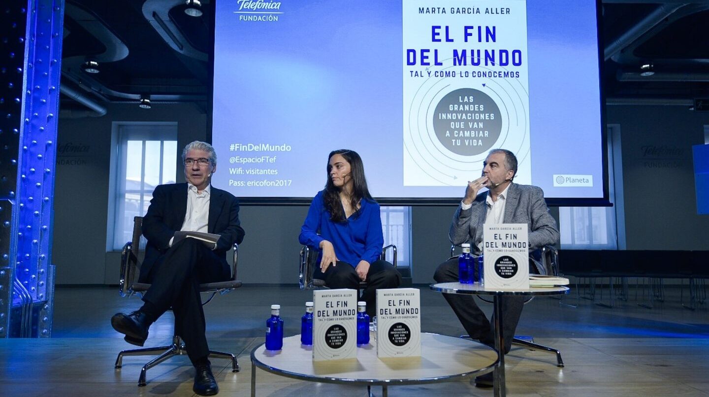 La autora Marta García Aller, junto al director de El Independiente, Casimiro García-Abadillo, y Carlos Alsina, presentador de Más de Uno.
