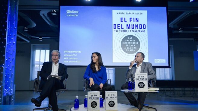 La autora Marta García Aller, junto al director de El Independiente, Casimiro García-Abadillo, y Carlos Alsina, presentador de Más de Uno.