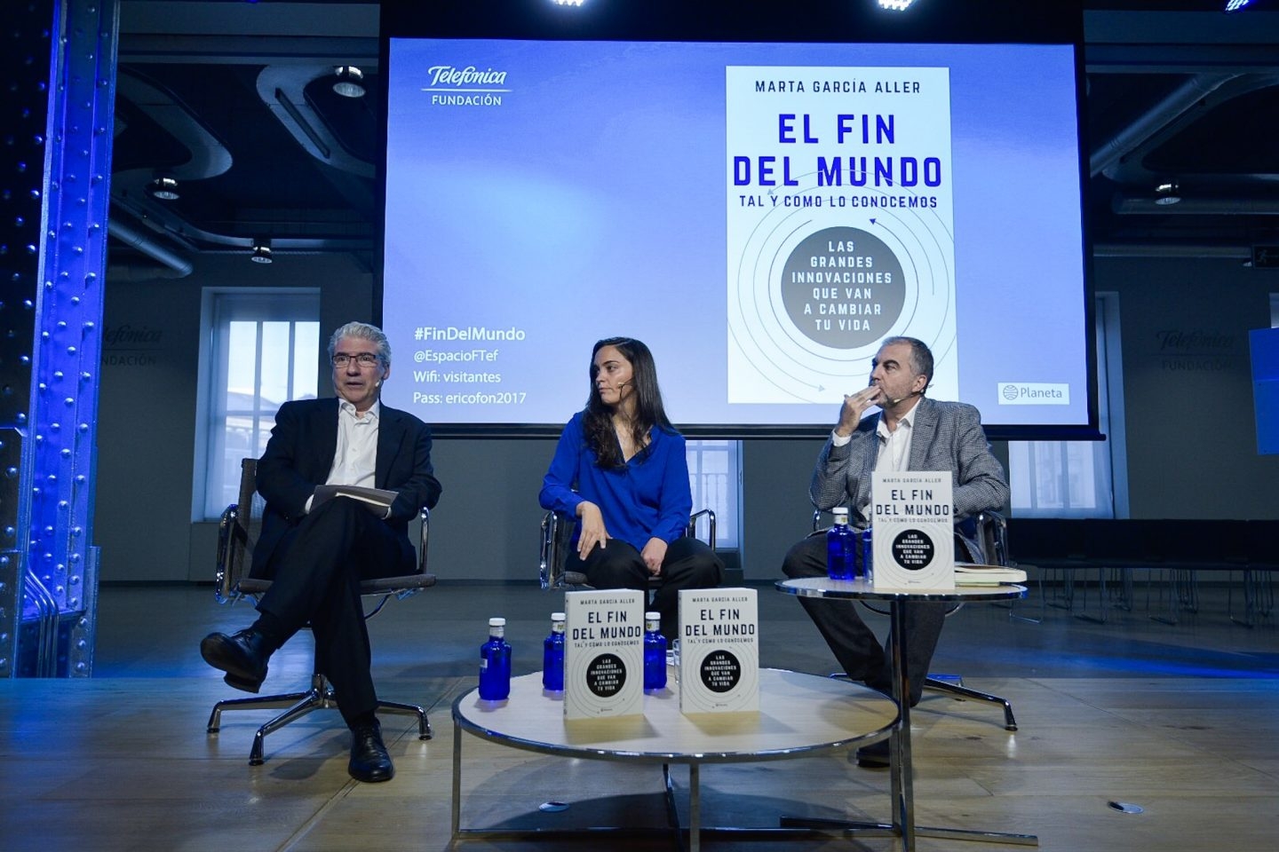 La autora Marta García Aller, junto al director de El Independiente, Casimiro García-Abadillo, y Carlos Alsina, presentador de Más de Uno.