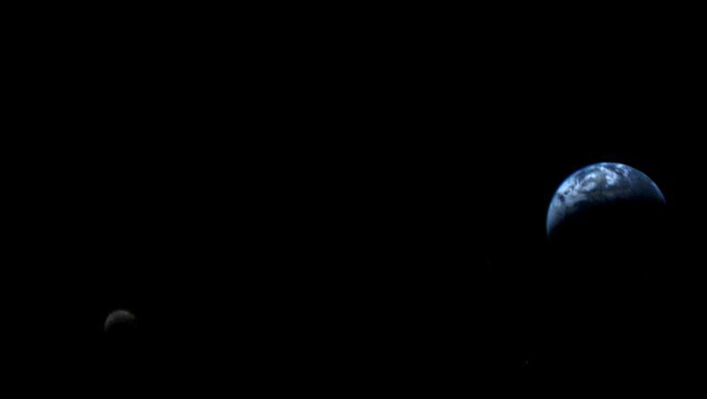 La primera foto de la tierra y la luna desde el espacio
