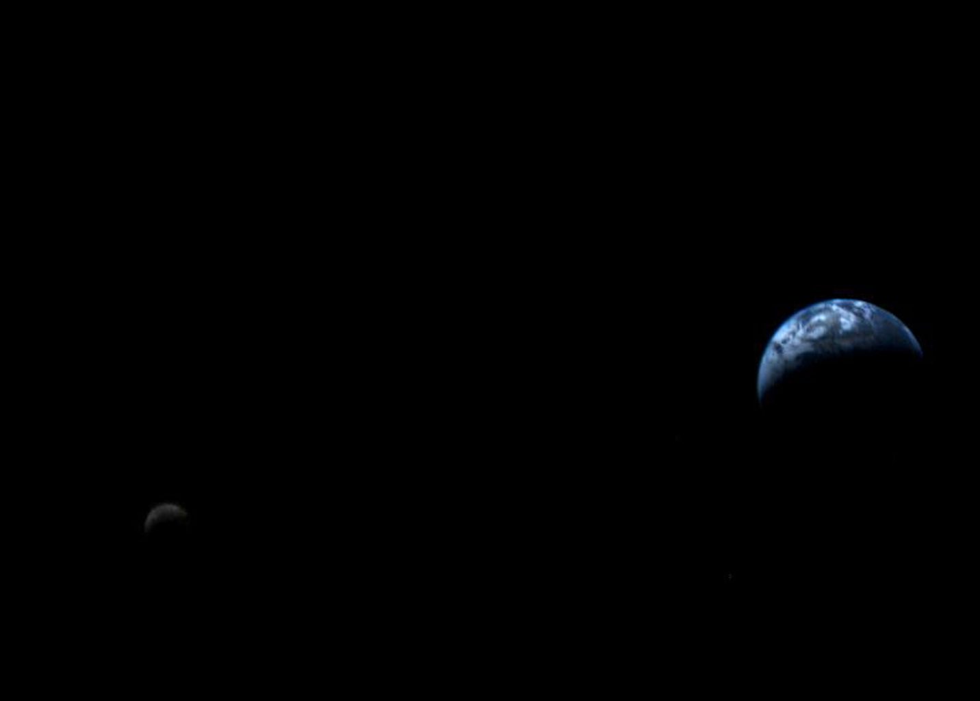 La primera foto de la tierra y la luna desde el espacio