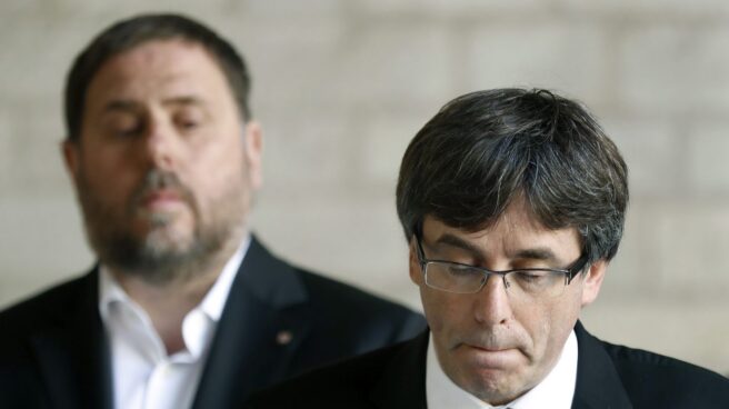 Carles Puigdemont, ante Oriol Junqueras. Carles Puigdemont, ante Oriol Junqueras.