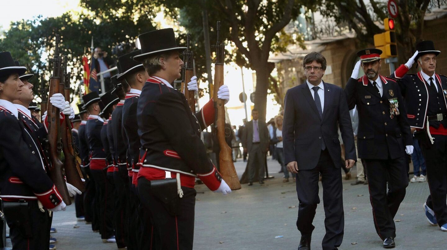 El presidente de la Generalitat, Carles Puigdemont, junto al mayor de los Mossos, Josep Lluís Trapero, durante la pasada Diada.
