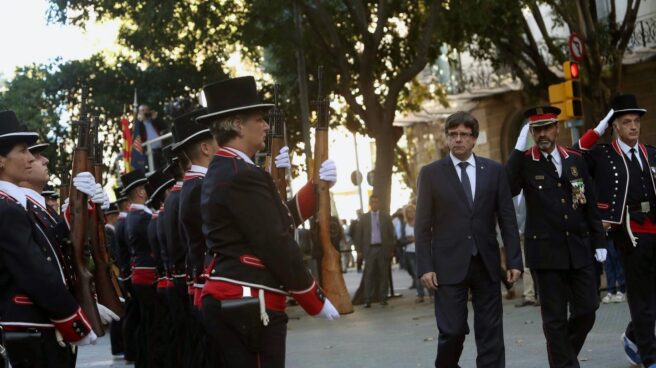 El presidente de la Generalitat, Carles Puigdemont, junto al mayor de los Mossos, Josep Lluís Trapero, durante la pasada Diada.