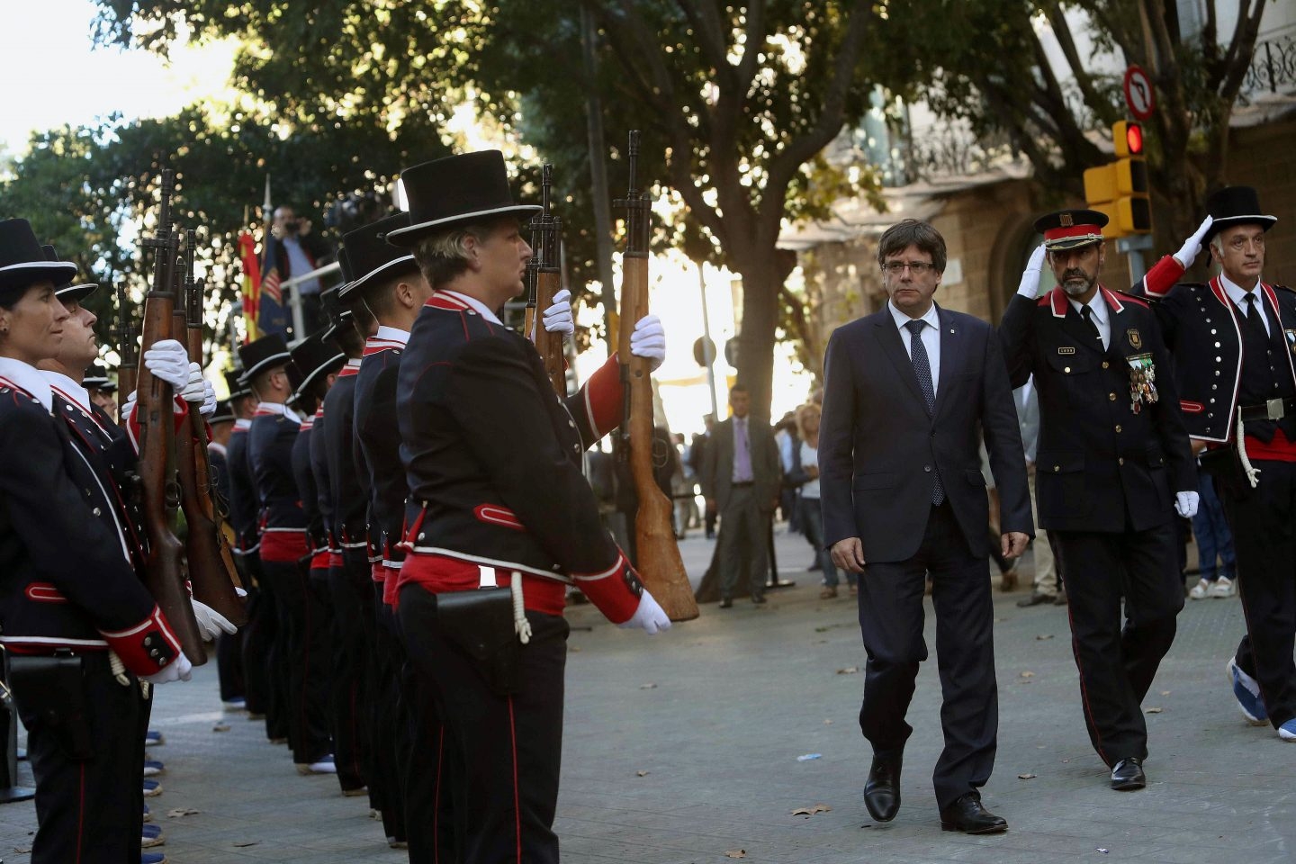 El presidente de la Generalitat, Carles Puigdemont, junto al mayor de los Mossos, Josep Lluís Trapero, durante la pasada Diada.