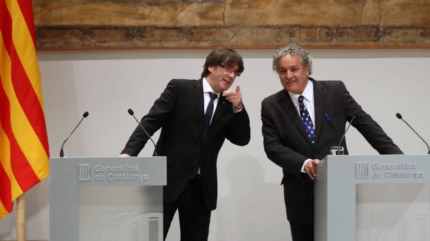 El presidente de la Generalitat, Carles Puigdemont, y el Premio Nobel de la Paz 2015, Ahmed Galai en el Palau de la Generalitat.