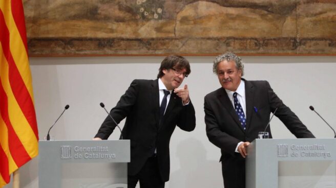 El presidente de la Generalitat, Carles Puigdemont, y el Premio Nobel de la Paz 2015, Ahmed Galai en el Palau de la Generalitat.